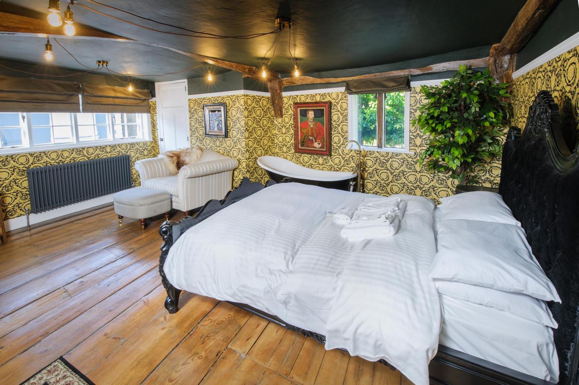 Huge Deluxe 600 Year Old Essex Manor, Hot Tub, Cinema Room, Sky Tv Саффрон-Уолден Экстерьер фото