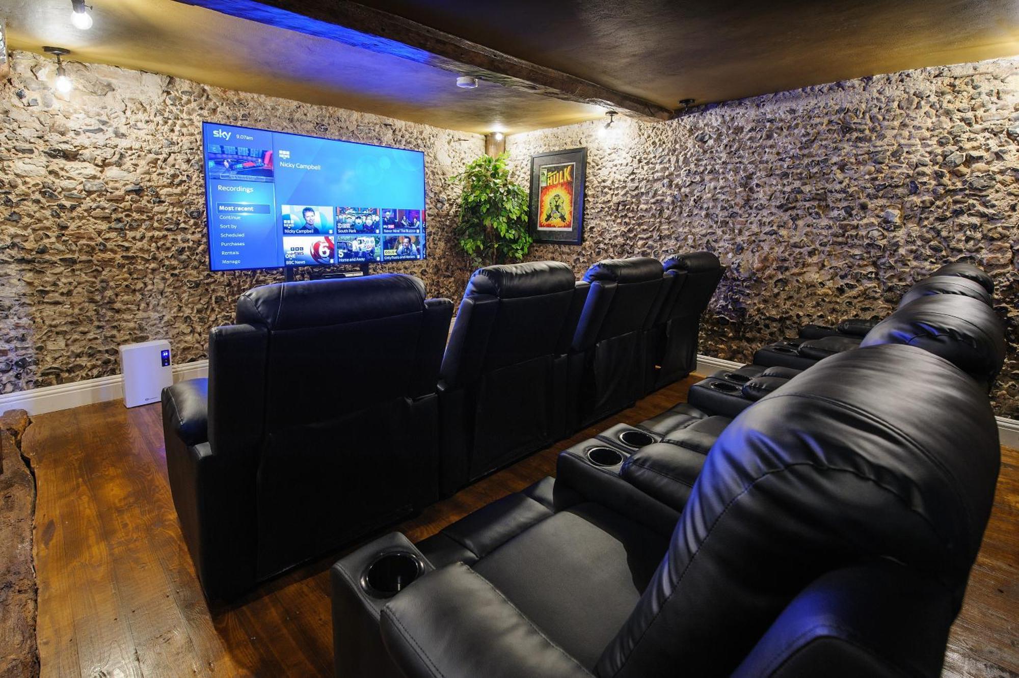 Huge Deluxe 600 Year Old Essex Manor, Hot Tub, Cinema Room, Sky Tv Саффрон-Уолден Экстерьер фото